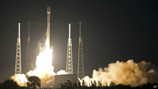 الصاروخ فالكون أطلق كبسولة دراغون نحو المحطة الفضائية الدولية وعلى متنها طنين من الطعام والمعدات